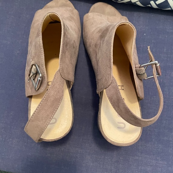 Suede beige tan open toed chunky heels buckle strap shoes - Picture 4 of 6